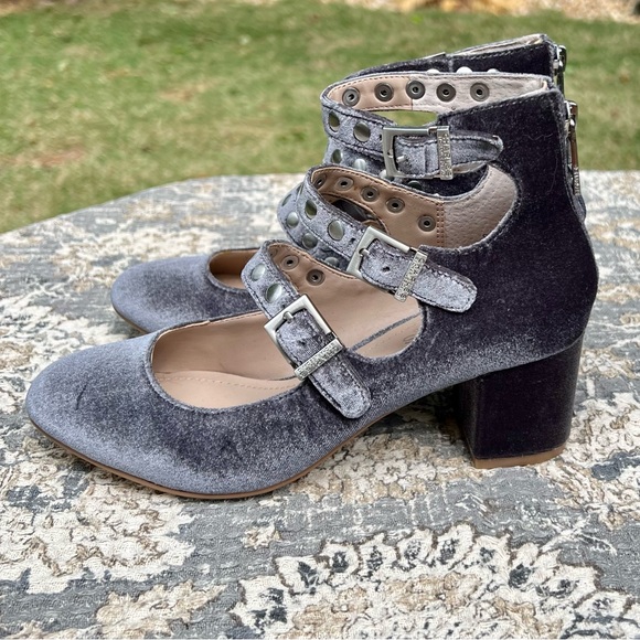 NIB Gorgeous Silver/Slate Grey Three Strap Pump - Size 6 - Picture 4 of 11